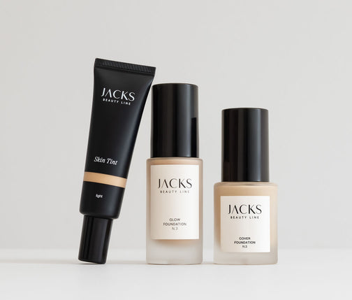 JACKS beauty line Skin Tint, Glow Foundation und Cover Foundation stehen nebeneinander JACKS beauty line Skin Tint, Glow Foundation und Cover Foundation stehen nebeneinander