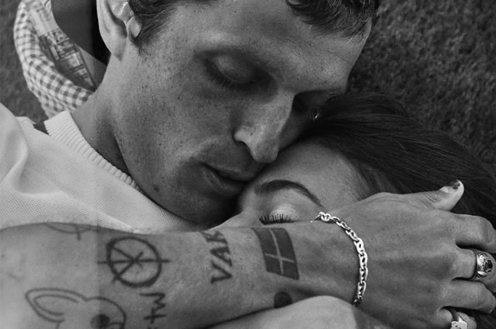 Carl Jakob Haupt hält seine Frau im Arm Carl Jakob Haupt hält seine Frau im Arm