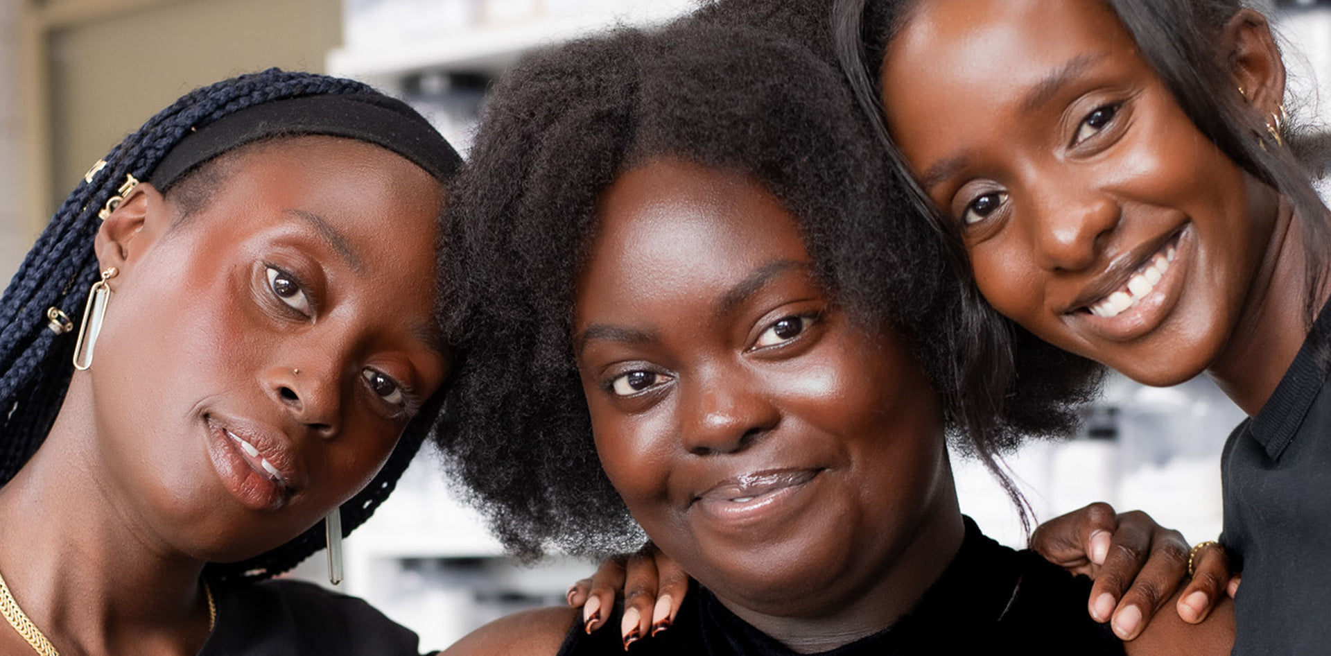 drei POC Frauen tragen die JACKS beauty line Glow Foundation im Gesicht