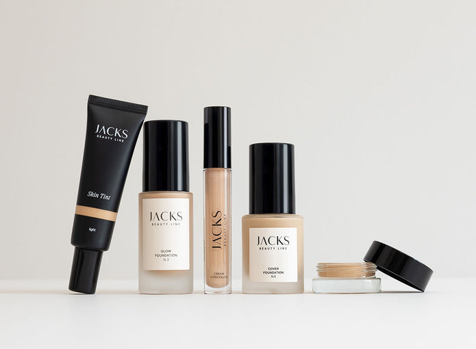 JACKS beauty line Skin Tint, Glow Foundation und Cover Foundation nebeneinander stehend