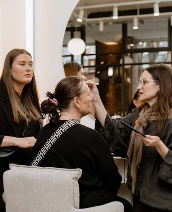 1:2 Workshop JACKS beauty line Make-up Atistin schminkt eine Kundin im Store