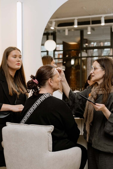 JACKS beauty line Make-up Atistin schminkt eine Kundin im Store