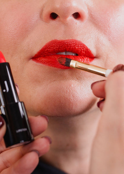 Auftrag vom JACKS beauty line Lippenstift in Red mit einem Lippenpinsel