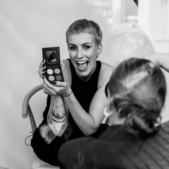 Make up Artistin Miriam Jacks mit der JACKS beauty line Lidschattenpalette in der Hand Make up Artistin Miriam Jacks mit der JACKS beauty line Lidschattenpalette in der Hand