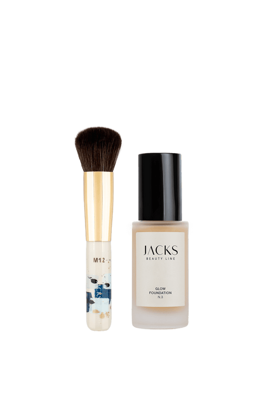 #farbwunsch_n-3, JACKS beauty line Glow Foundation N.1 neben dem M12 Mini Foundationpinsel