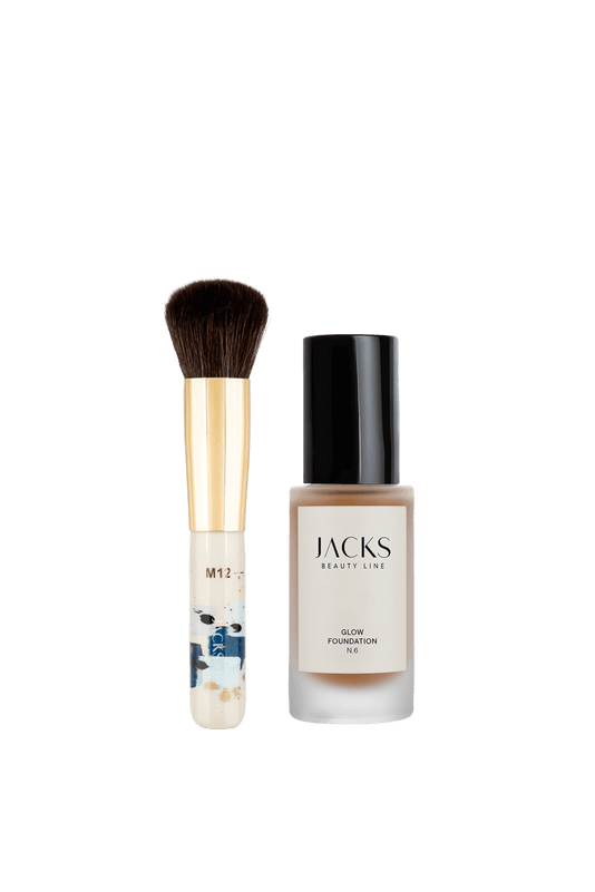 #farbwunsch_n-6, JACKS beauty line Glow Foundation N.1 neben dem M12 Mini Foundationpinsel