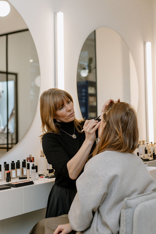 Make-up Artistin schminkt eine Frau im JACKS beauty line Store Berlin
