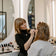 Make-up Artistin schminkt eine Frau im JACKS beauty line Store Berlin