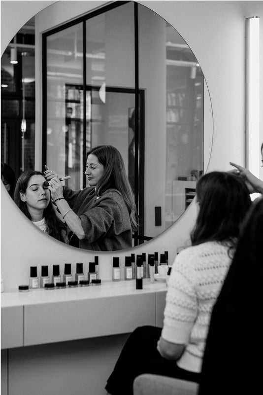 Eine Make-up Artistin schminkt eine Kundin im JACKS beauty line Store
