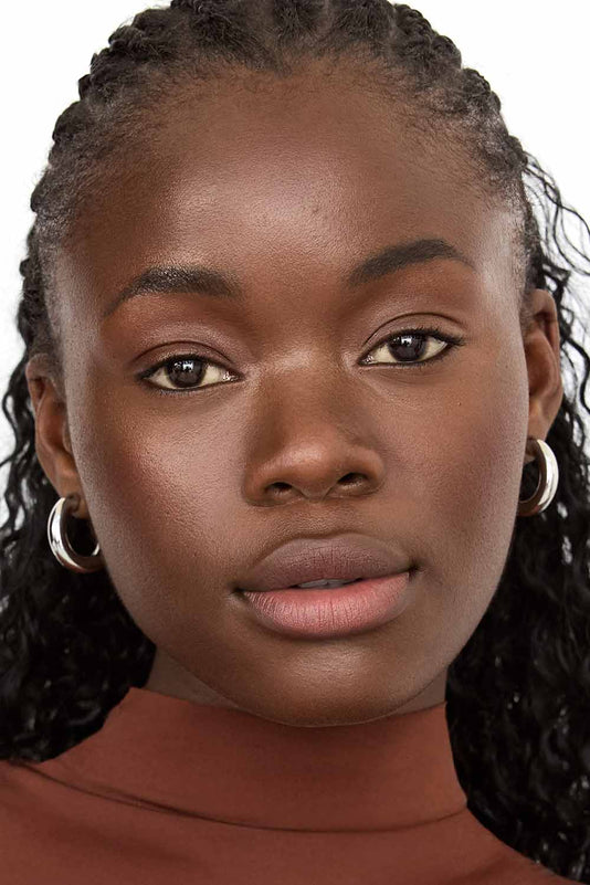 #farbwunsch_n-9, #farbwunsch_mittlerer-bis-dunkler-hauttyp, Frau trägt JACKS beauty line Glow Foundation im Gesicht