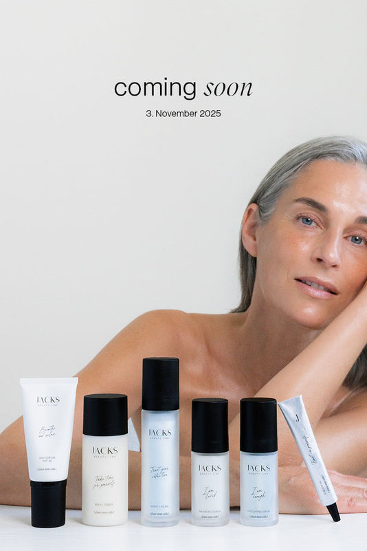 JACKS beauty line Hautpflege Routine auf einem Tisch aufgestellt mit einer Frau im Hintergrund