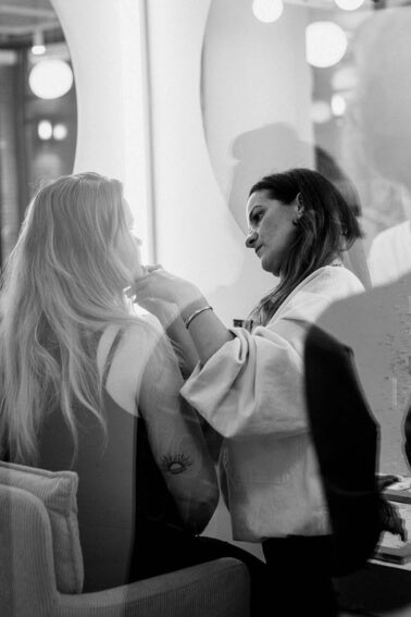 JACKS beauty line Make-up Atistin schminkt eine Kundin im Store