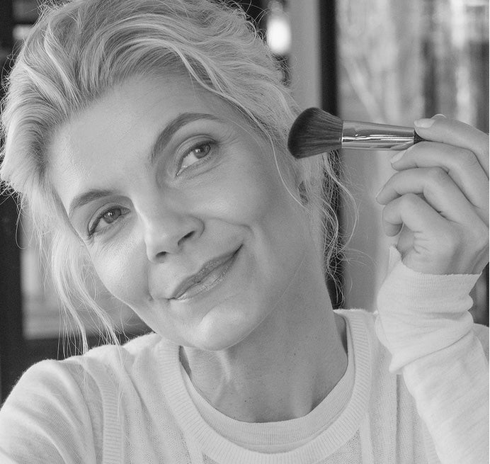 Ü50 Frau schminkt sich mit dem JACKS beauty line Rougepinsel