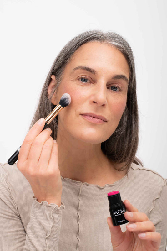 #farbwunsch_monochrom, #farbwunsch_neon, #farbwunsch_ocean, #farbwunsch_nature-colors, #farbwunsch_neon-pastell, Frau hält JACKS beautyline Pinsel und Blush in der Hand