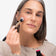 #farbwunsch_monochrom, #farbwunsch_neon, #farbwunsch_ocean, #farbwunsch_nature-colors, #farbwunsch_neon-pastell, Frau hält JACKS beautyline Pinsel und Blush in der Hand
