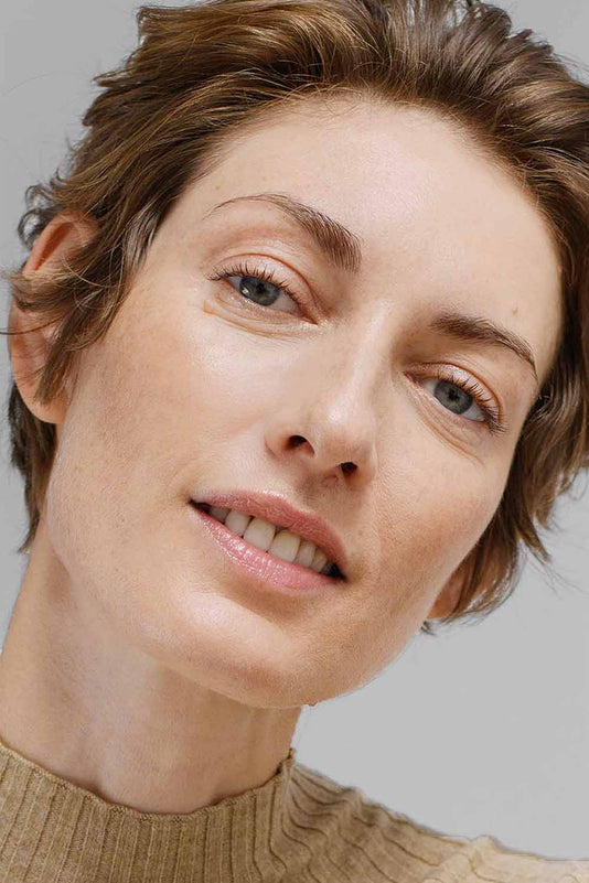 #farbwunsch_n-2, Frau trägt Cover Concealer Farbe N.2