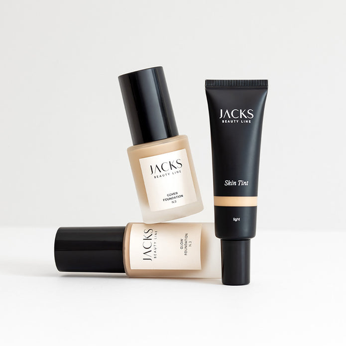 JACKS beauty line Glow Foundation, Cover Foundation und Skin Tint neben und aufeinander stehend