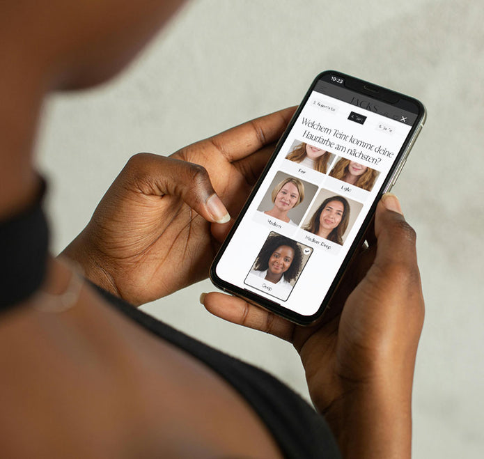 Frau macht im Handy die JACKS beauty line Farbberatung und wählt die Haarfarbe aus