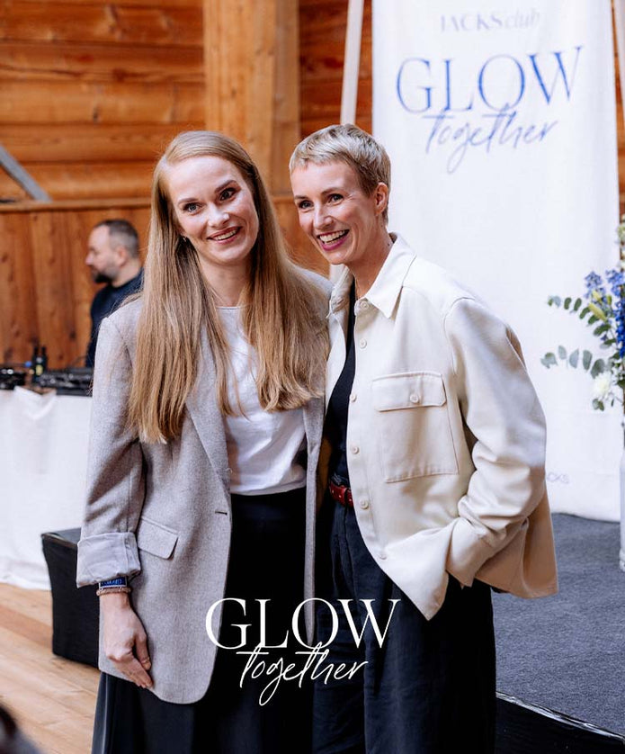 Zwei Frauen bei dem Glow together Event von JACKS beauty line