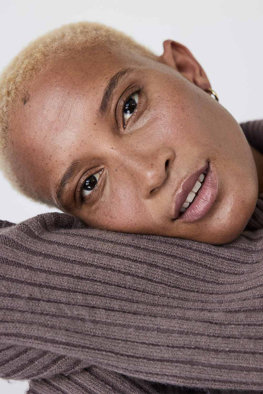 #farbwunsch_n-7-alternate, #farbwunsch_mittlerer-bis-dunkler-hauttyp-alternate, Frau mit JACKS beauty line Glow Foundation Farbe N7-alternate