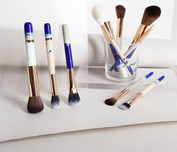 viele handbemalte JACKS beauty line Pinsel in einem Glas und auf dem Tisch liegend