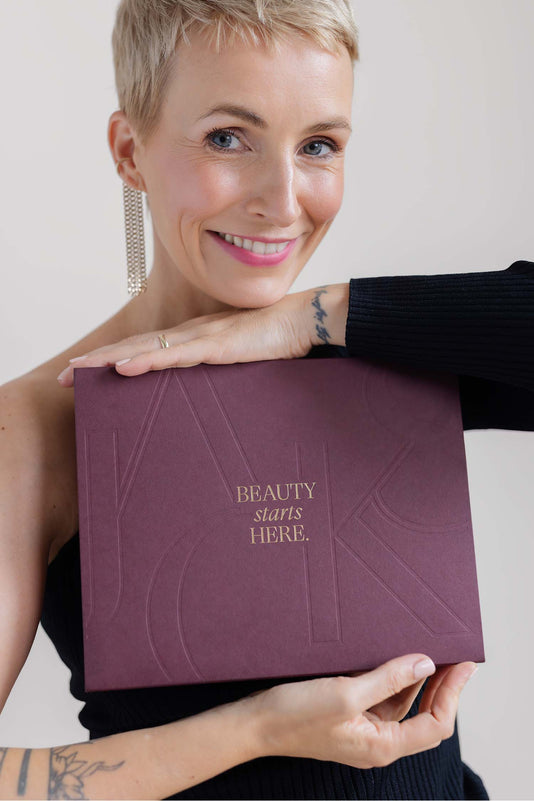 Miriam Jacks hält den neuen JACKS beauty line Adventskelender 2025 zwischen den Händen