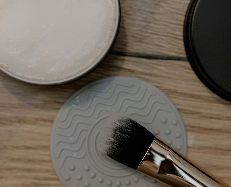 JACKS beauty line Pinsel liegt auf dem Silikonpad neben der Pinselseife