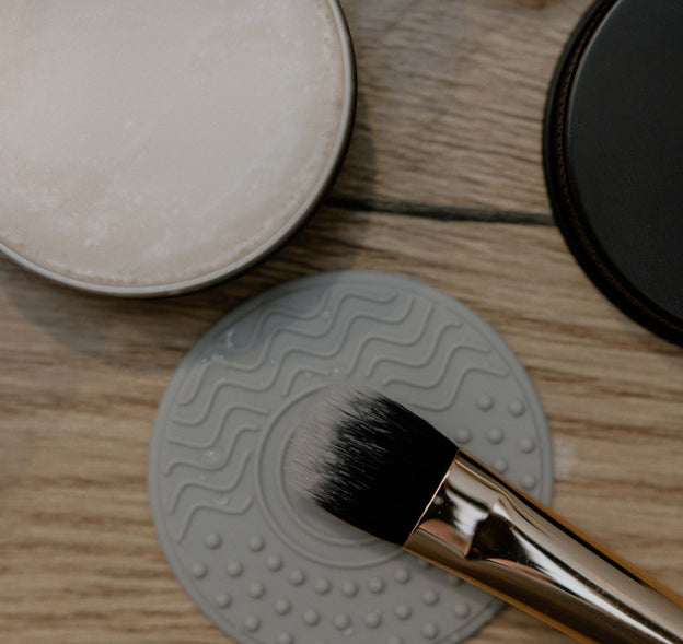 JACKS beauty line Pinsel liegt auf dem Silikonpad neben der Pinselseife