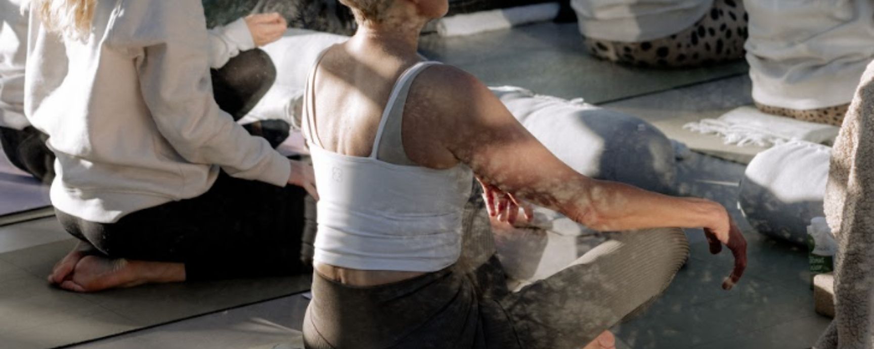 Mehrere Frauen sitzen auf Yogamatten