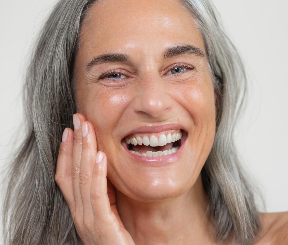 Frau Ü40 lächelt mit strahlender Haut  Frau Ü40 lächelt mit strahlender Haut