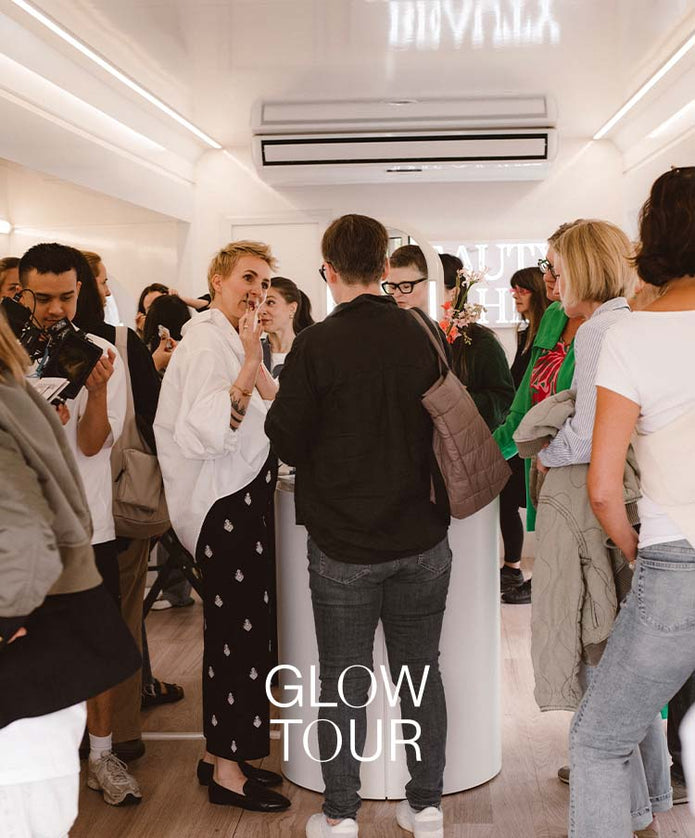 Viele Menschen auf engstem Raum während der Glow Tour von JACKS beauty line