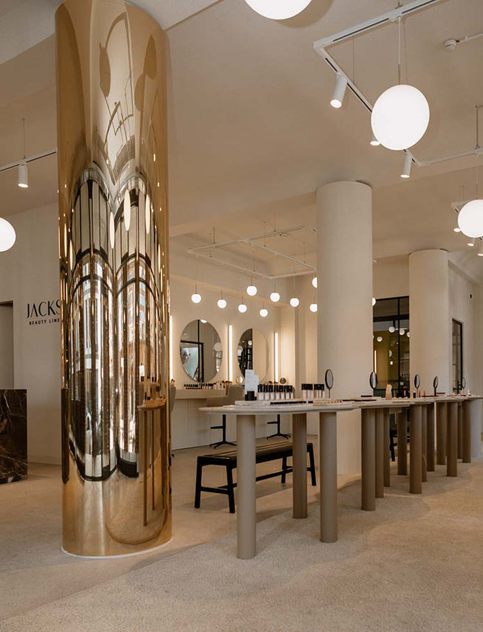 JACS beauty line Make-up Store in Berlin mit goldener Säule und Produktpräsentation