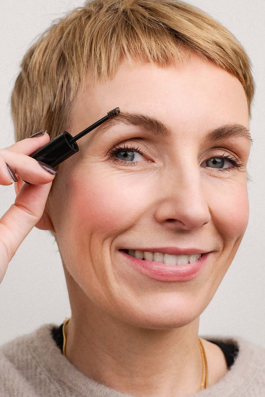 #farbwunsch_brown, Frau mit blonden Haaren und hellen Augenbrauen mit der Brow Mascara in der Farbe Brown