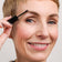 #farbwunsch_brown, Frau mit blonden Haaren und hellen Augenbrauen mit der Brow Mascara in der Farbe Brown