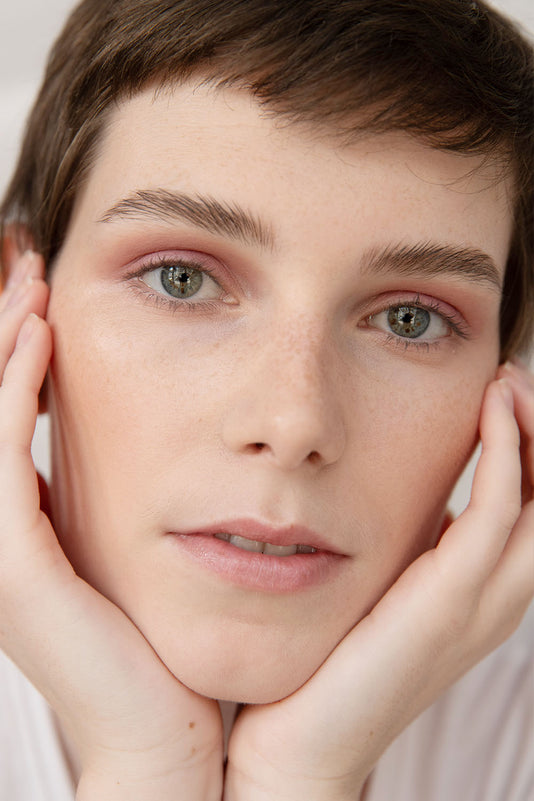 #farbwunsch_taupe, Frau mit dunkleren Haaren und aschigen Augenbrauen und der Brow Mascara in der Farbe Taupe