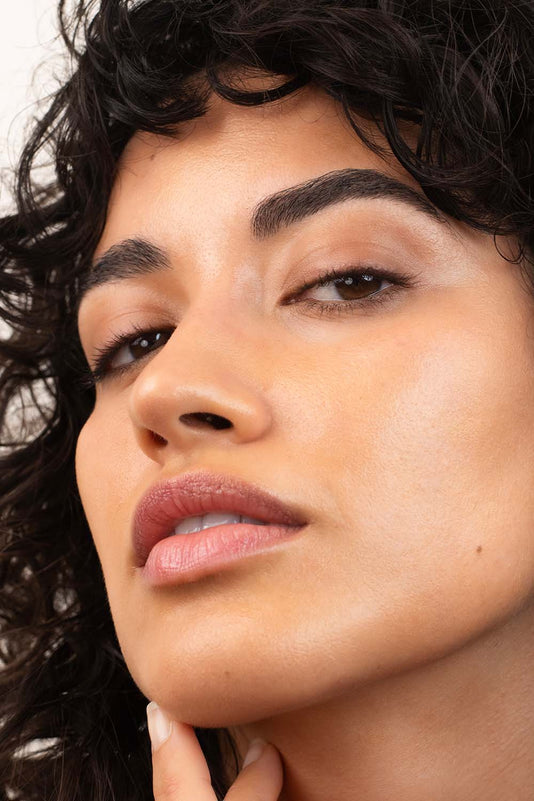 #farbwunsch_taupe-+-transparent,#farbwunsch_brown-+-transparent,#farbwunsch_blond-+-transparent,#farbwunsch_transparent, Frau mit dunklen Aufgenbrauen und der Brow Mascara in der Farbe Transparent