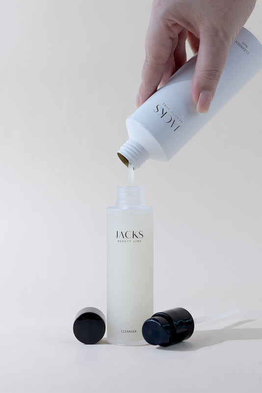 JACKS beauty line Cleanser Refill wird umgefüllt
