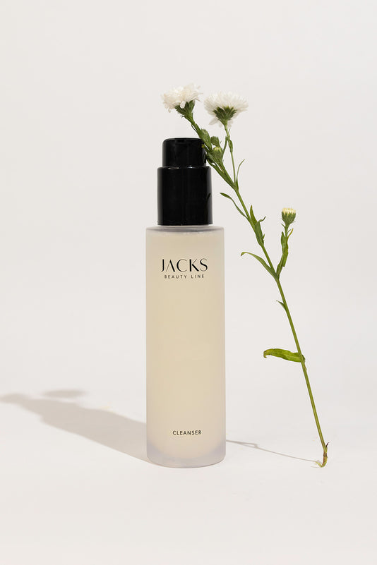 JACKS beauty line Clanser mit anlehnender Blume an die Produktflasche