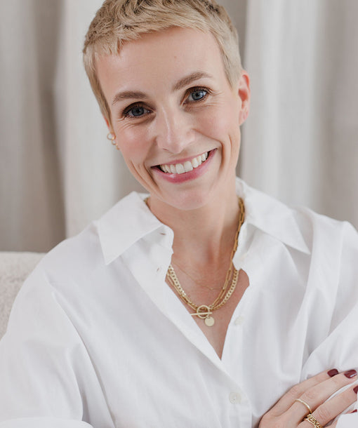 Porträt von Make-up Artistin Miriam Jacks in weißer Bluse