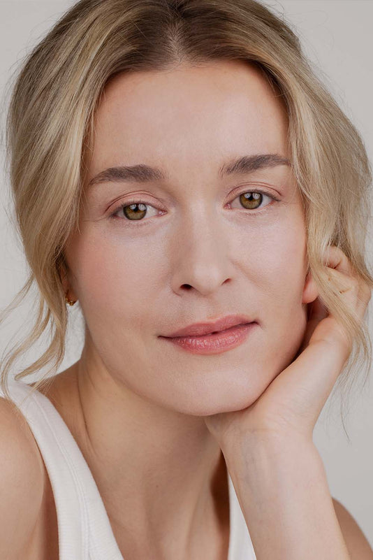 #farbwunsch_n-2, Frau trägt Cover Concealer Farbe N.2