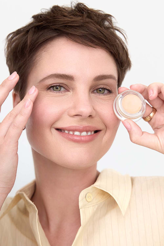 #farbwunsch_n-2, Frau trägt Cover Concealer Farbe N.2