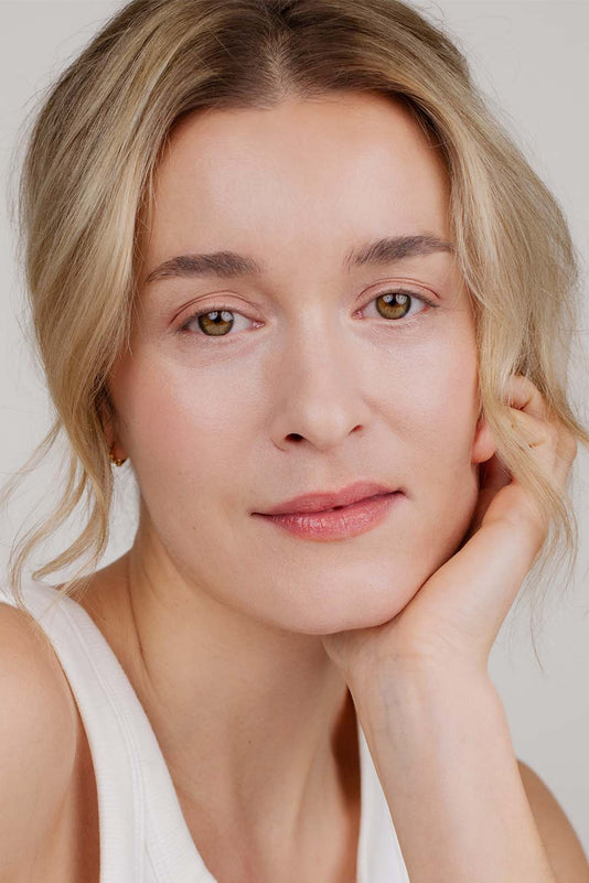 #farbwunsch_n-2, Frau trägt Cover Concealer Farbe N.2