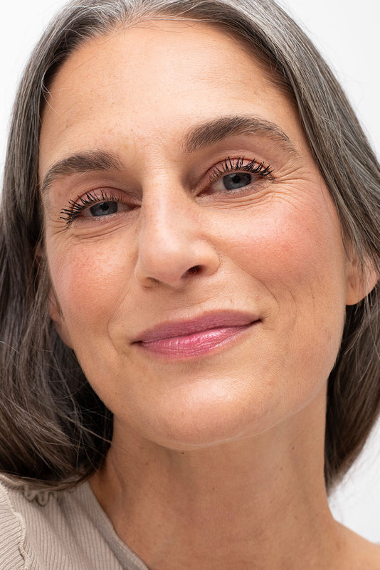 #farbwunsch_n-4, geschminkte Frau mit JACKS beauty line Cover Foundation N.4 in der Hand