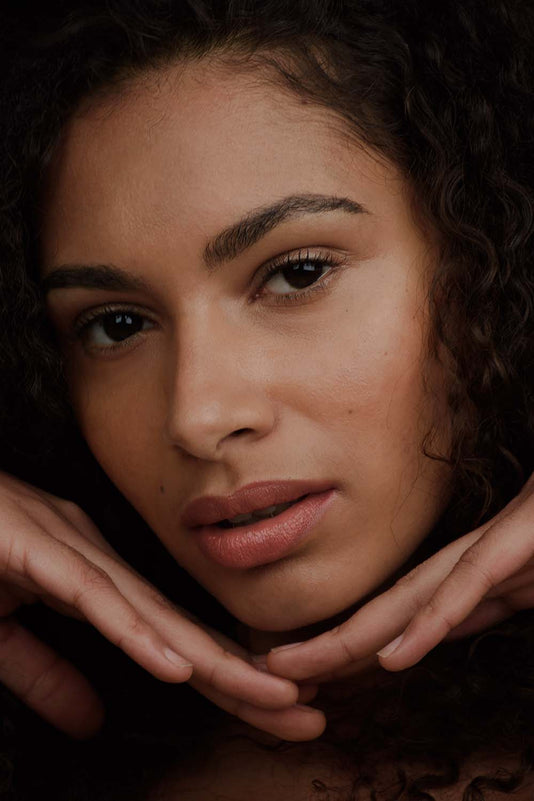 #farbwunsch_n-7, Frau mit JACKS beauty line Cover Foundation Farbe N7