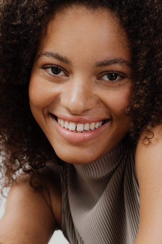 #farbwunsch_n-5, Frau mit JACKS beauty line Cover Concealer