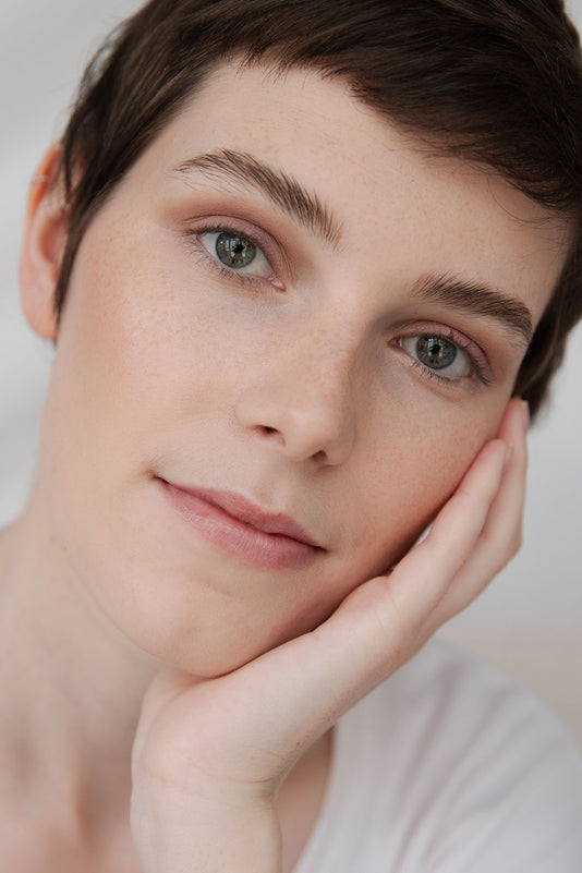 #farbwunsch_n-1, Frau mit JACKS beauty line Cover Foundation N.1 Swatch im Gesicht und Flakon in der Hand