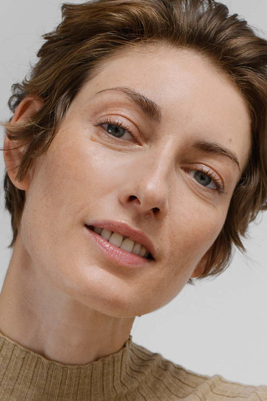 #farbwunsch_n-3, geschminkte Frau mit JACKS beauty line Cover Foundation N.3 in der Hand