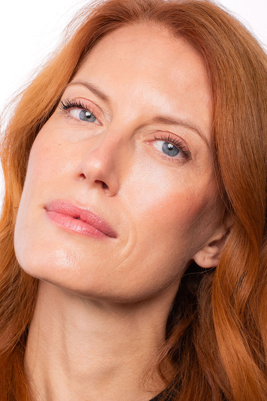 #farbwunsch_n-3, Rothaarige Frau trägt den JACKS beauty line Cream Concealer im Gesicht