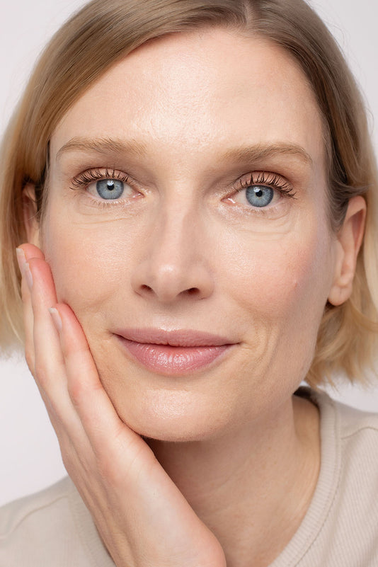 #farbwunsch_n-2, Blonde Frau trägt den JACKS beauty line Cream Concealer unter den Augen