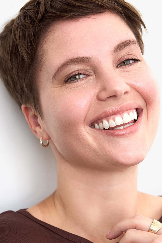 #farbwunsch_n-2, Blonde Frau trägt den JACKS beauty line Cream Concealer unter den Augen